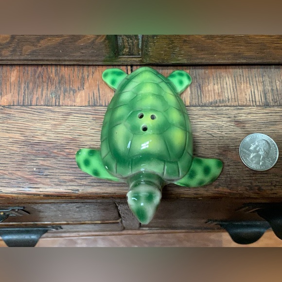 Vintage Green Glazed Ceramic Figural Turtle Shaped Salt Pepper Shaker Figurine - Picture 11 of 14